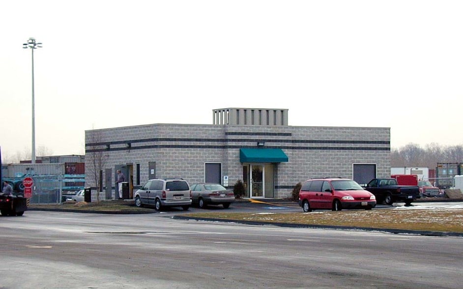 10900 Memphis Ave, Brooklyn, OH for lease - Primary Photo - Image 2 of 9