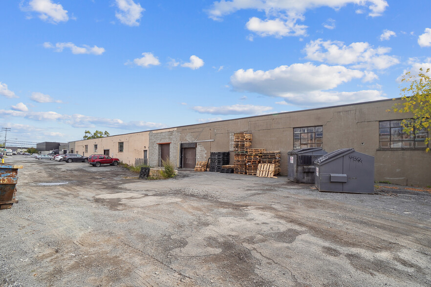 9820 Boul Ray-Lawson, Montréal, QC for lease - Building Photo - Image 2 of 11