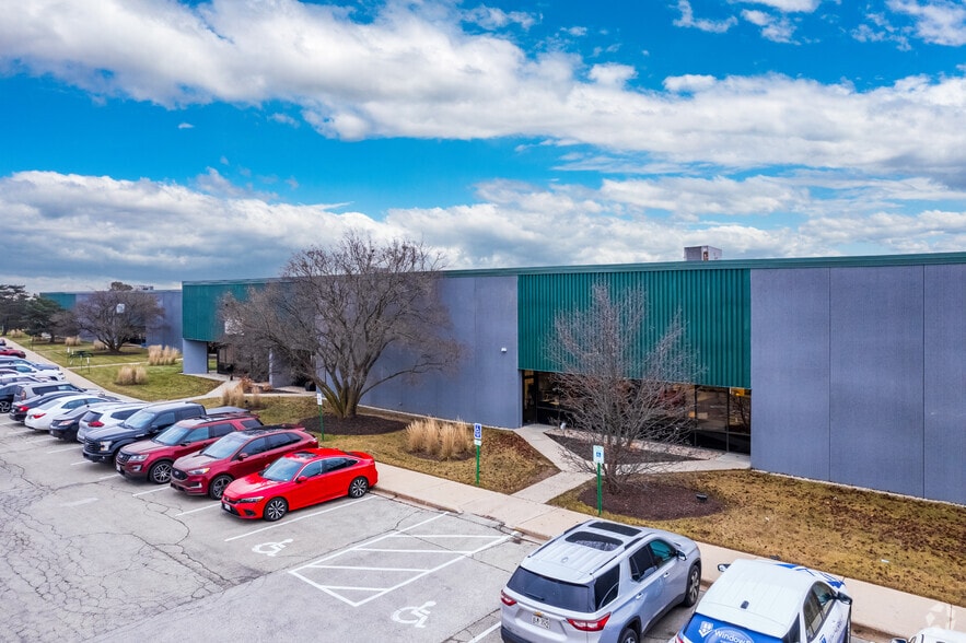 N56W13525-N56W13605 Silver Spring Dr, Menomonee Falls, WI for lease - Building Photo - Image 2 of 6