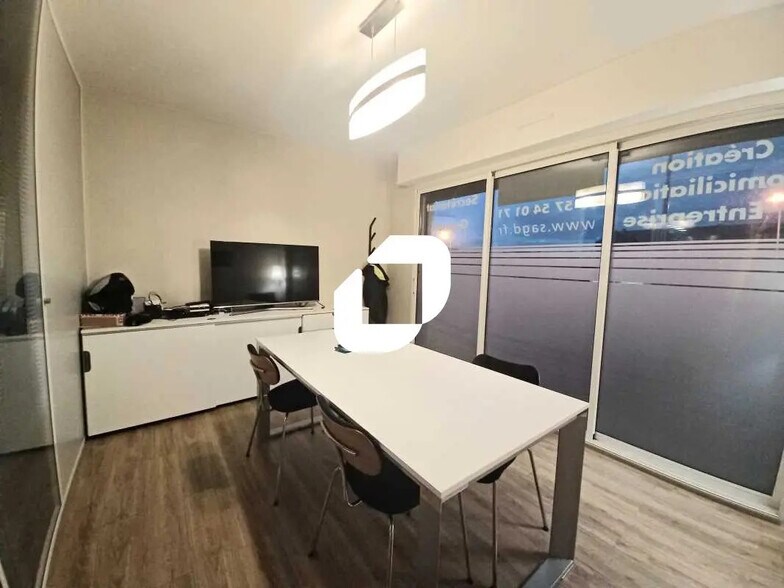 Office in Cenon for lease - Interior Photo - Image 2 of 6