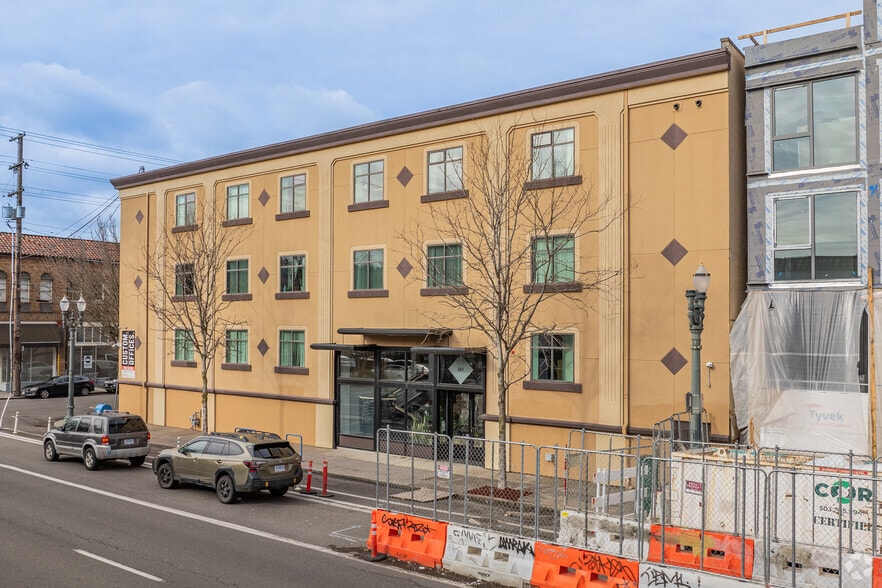 819 SE Morrison St, Portland, OR for lease - Building Photo - Image 3 of 12