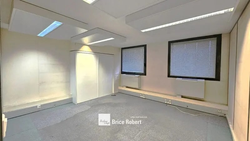 Office in Lyon for lease - Interior Photo - Image 3 of 7
