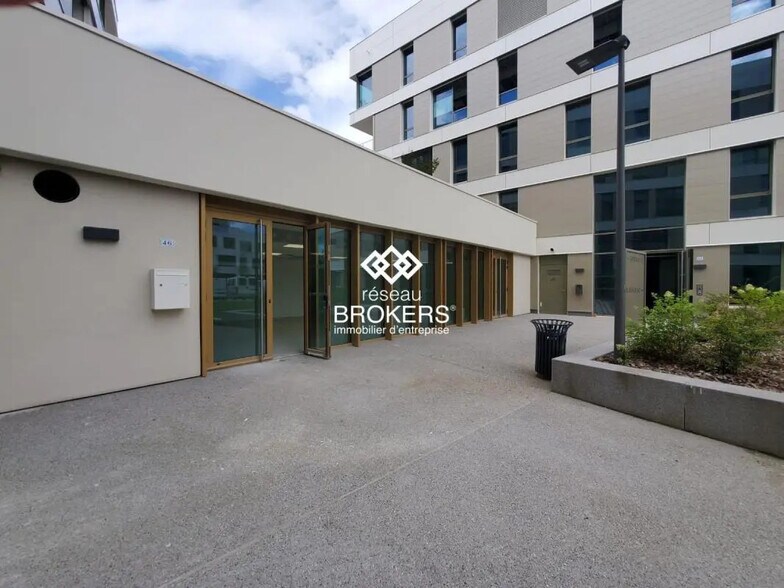 Retail in Annecy for lease - Building Photo - Image 2 of 11