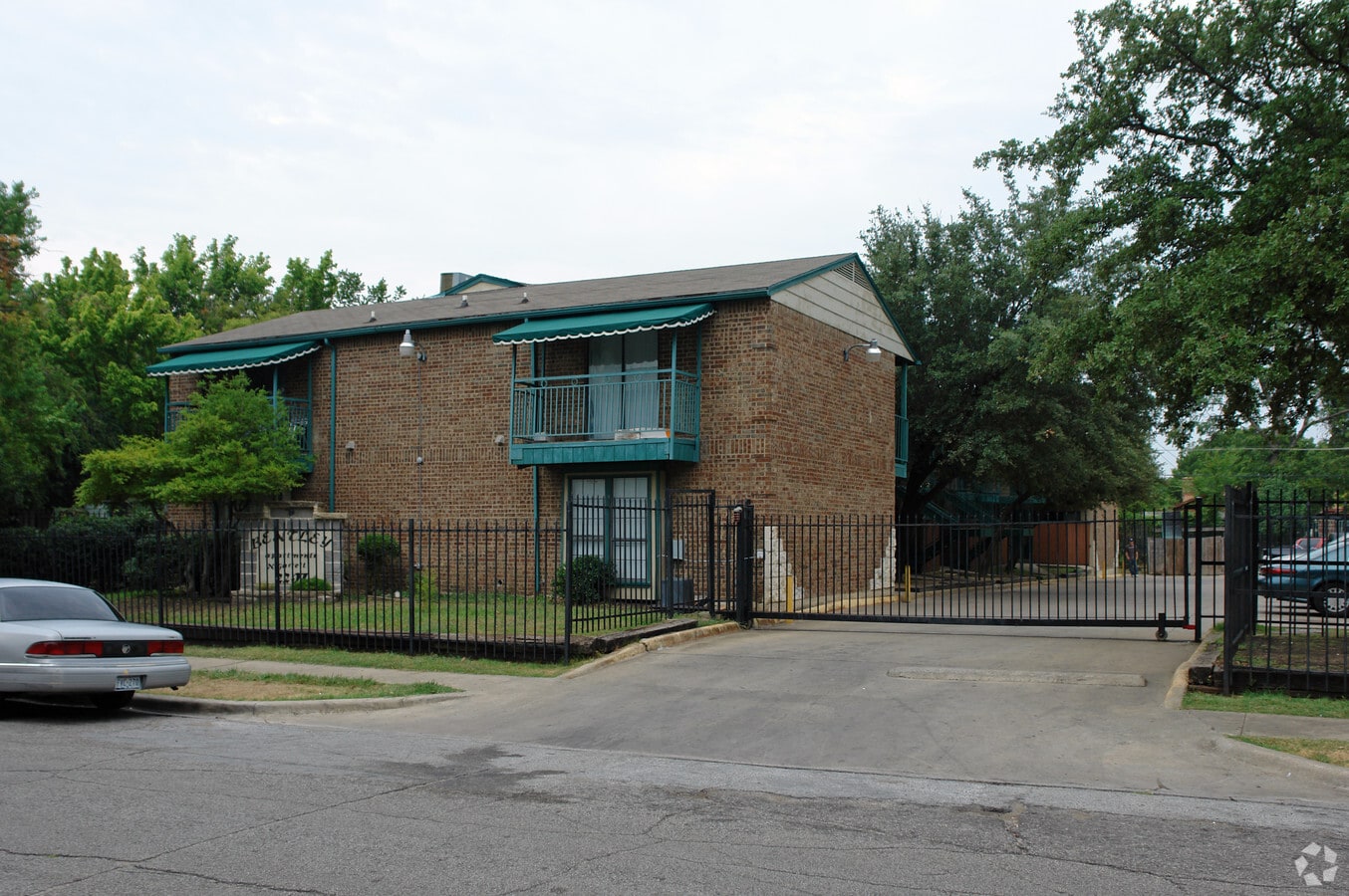 2201 N Garrett Ave, Dallas, TX 75206