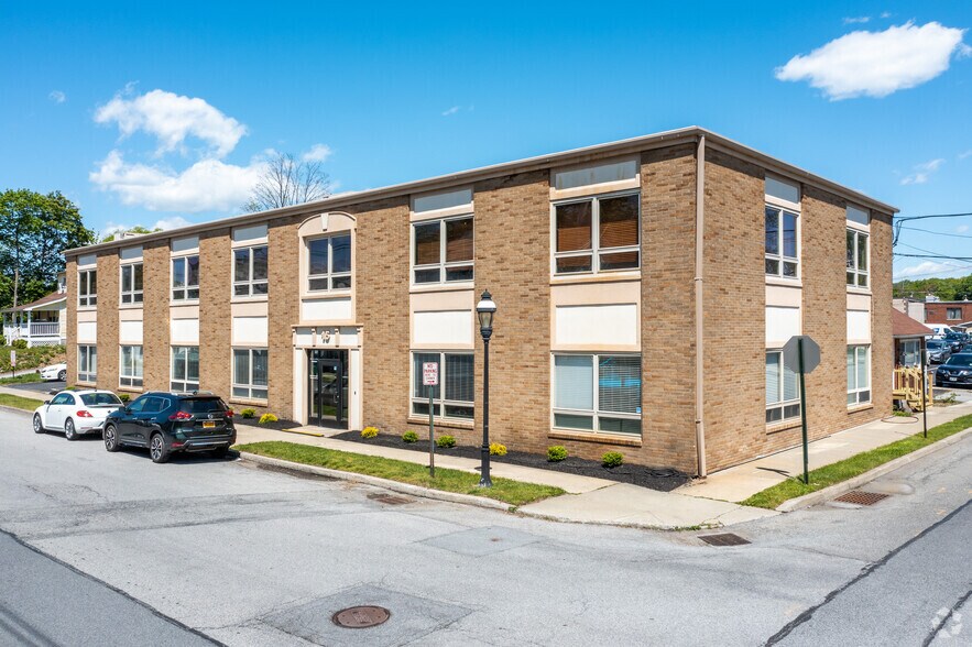 15 Davis Ave, Poughkeepsie, NY for sale - Building Photo - Image 1 of 1