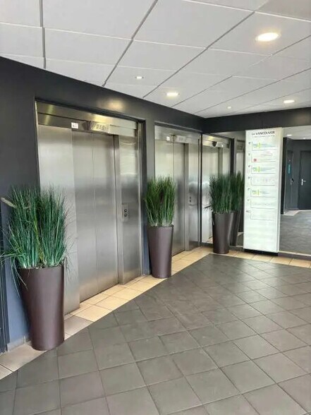 Office in Joinville-le-Pont for lease - Lobby - Image 2 of 9