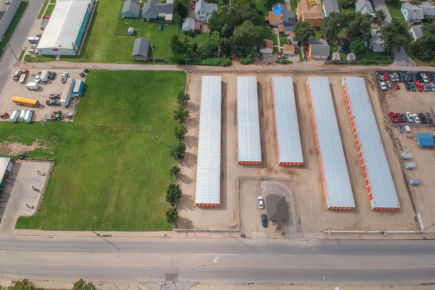 1013 E 4th Ave, Hutchinson, KS for sale - Primary Photo - Image 1 of 1