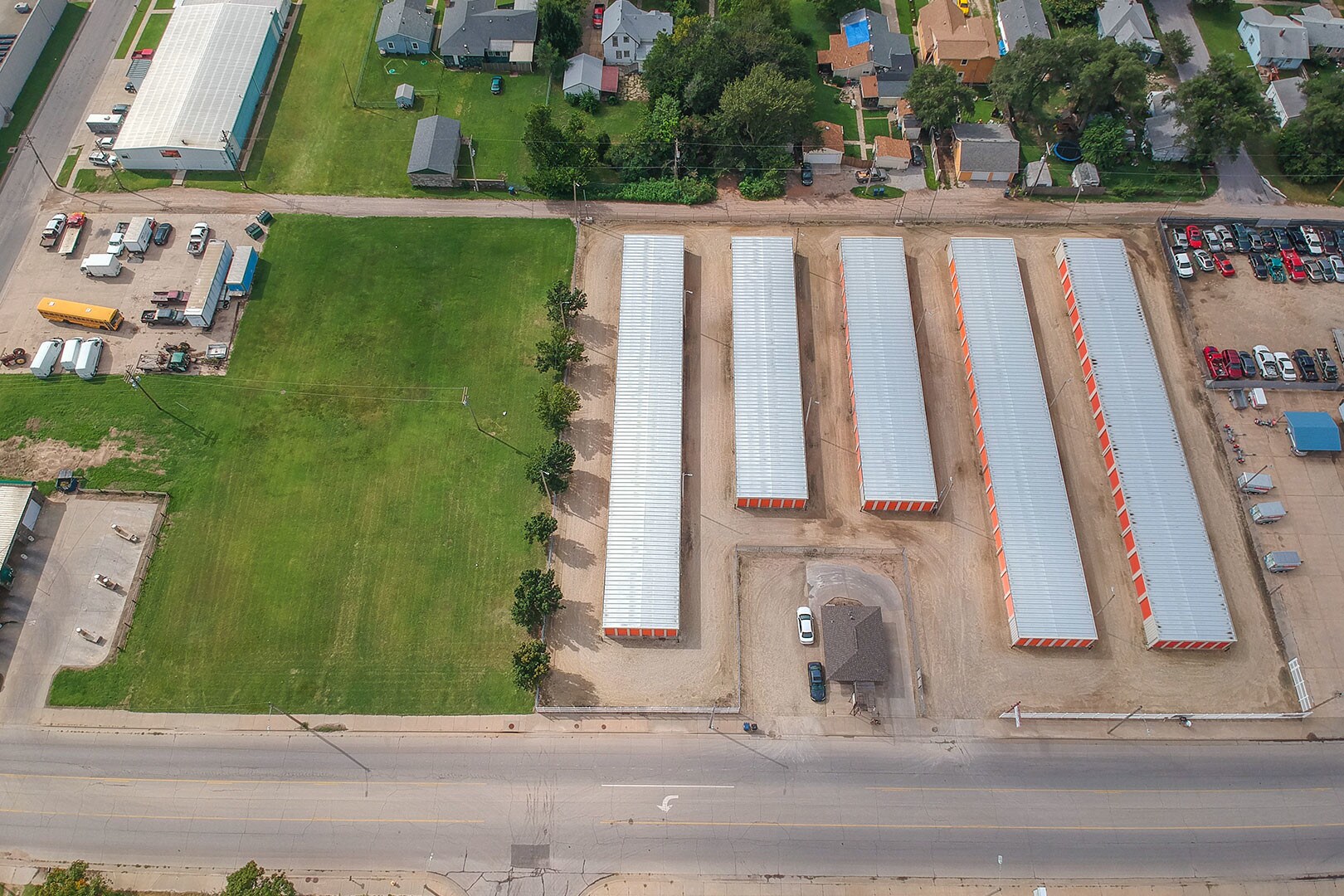 1013 E 4th Ave, Hutchinson, KS for sale Primary Photo- Image 1 of 1