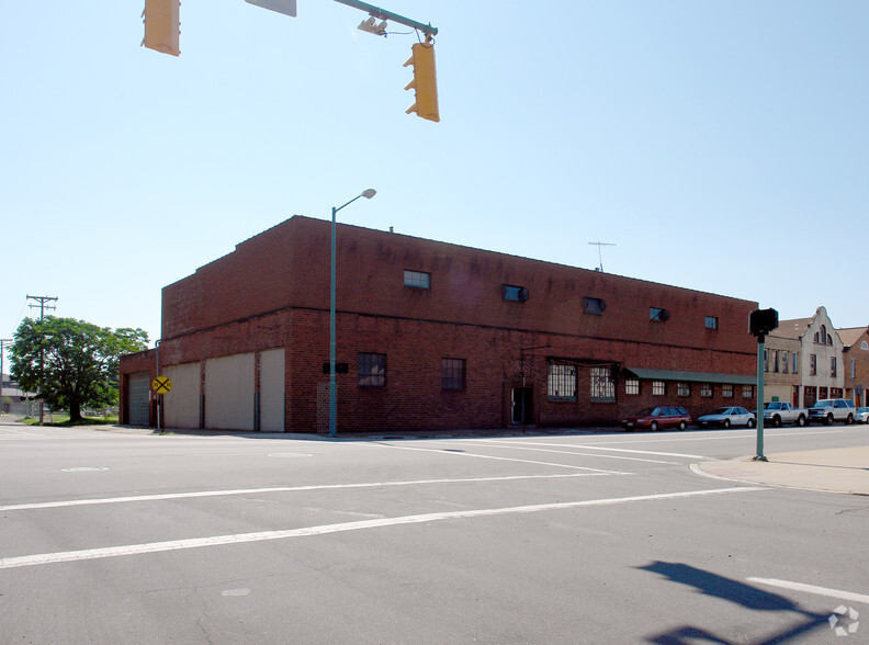 150 Cherry Ave NE, Canton, OH for lease - Primary Photo - Image 1 of 2