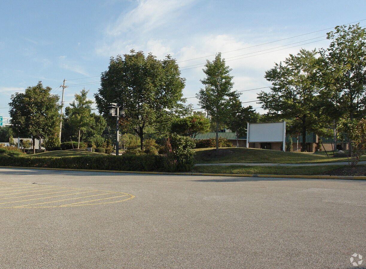 Broadway Ave, Oakwood Village, OH 44146