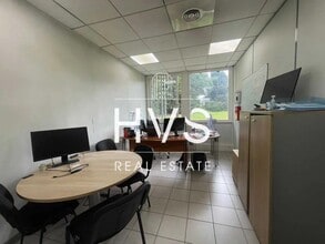 Office in Aix-en-Provence for lease Interior Photo- Image 2 of 5