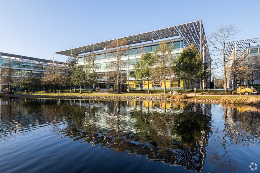 566 Chiswick High Rd, London for lease - Primary Photo - Image 1 of 10