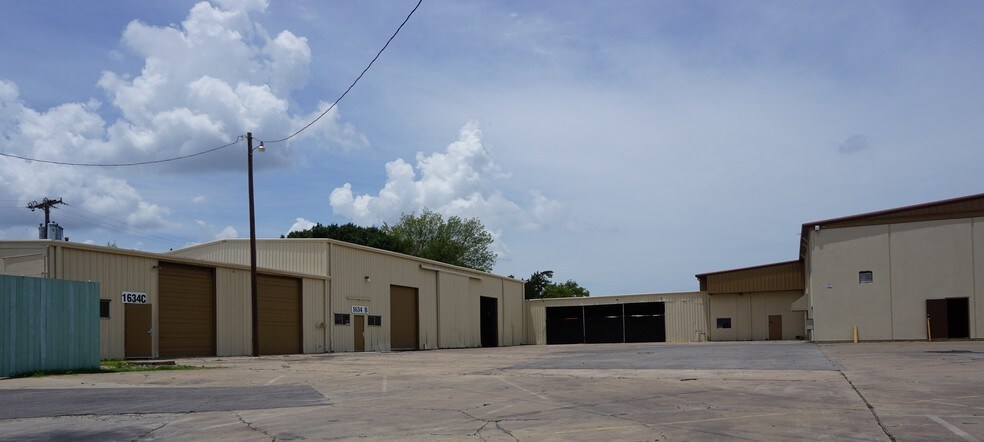 1634-1638 E Irving Blvd, Irving, TX for sale - Primary Photo - Image 1 of 1