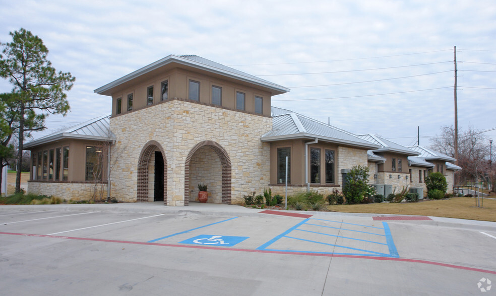 2401 W Oak St, Denton, TX for lease - Primary Photo - Image 1 of 18