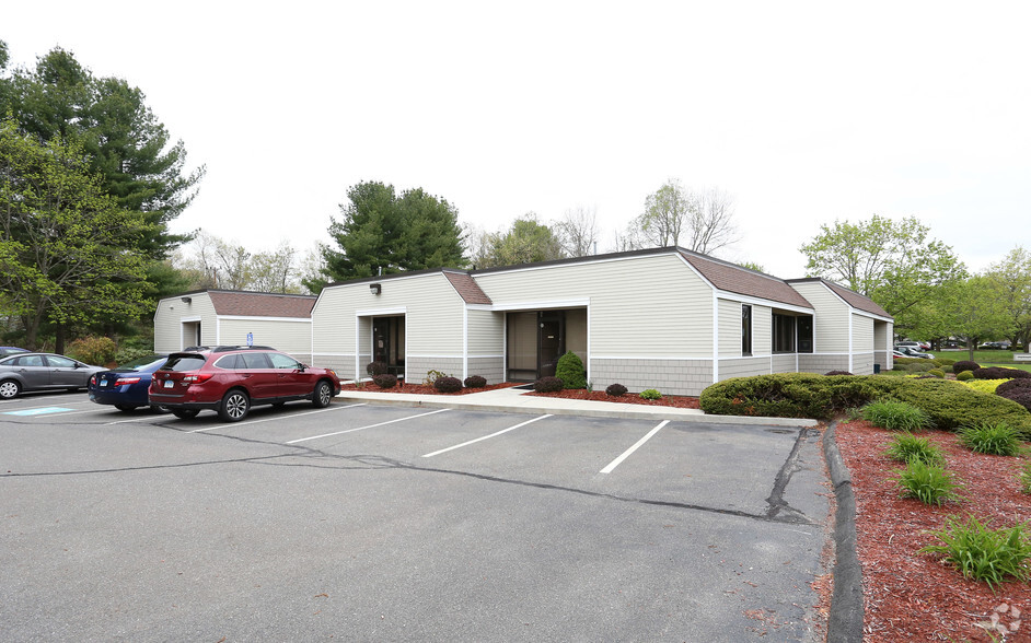 225 Hopmeadow St, Simsbury, CT for lease - Building Photo - Image 2 of 7