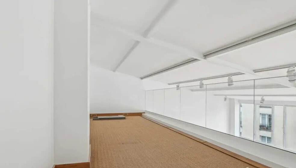 Office in Paris for lease - Building Photo - Image 3 of 9