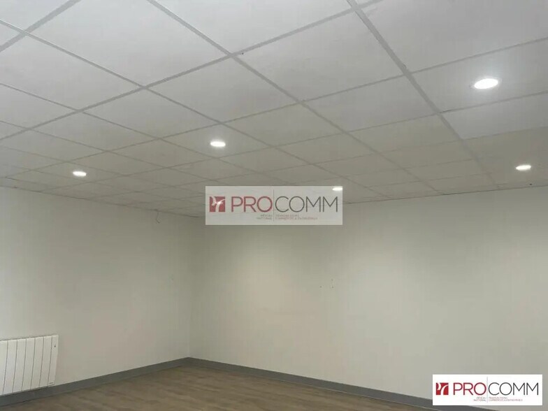 Retail in Chartres for lease - Interior Photo - Image 3 of 5