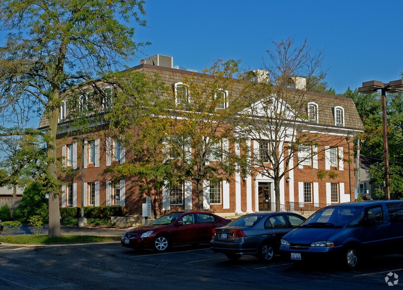 325 N Hough St, Barrington, IL for lease - Building Photo - Image 3 of 11