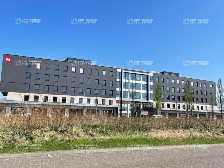 Retail in  for lease - Building Photo - Image 3 of 27