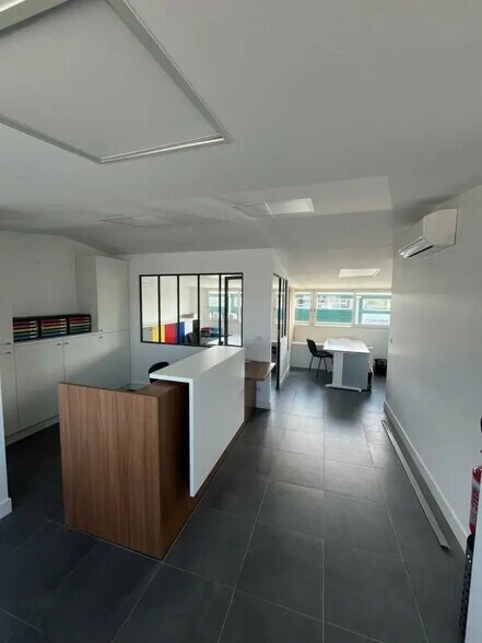 Flex in Ascain for lease - Interior Photo - Image 2 of 3