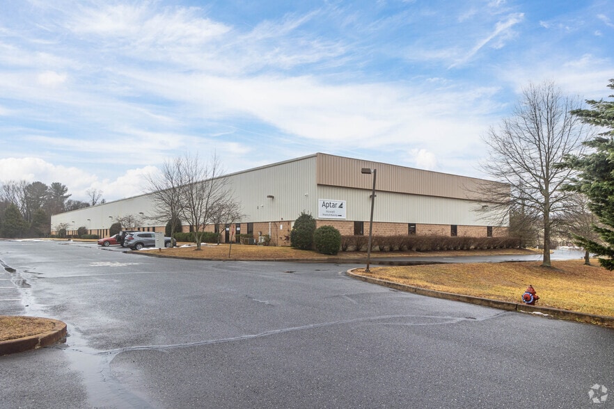 323A Fairfield Rd, Freehold, NJ for lease - Building Photo - Image 2 of 5