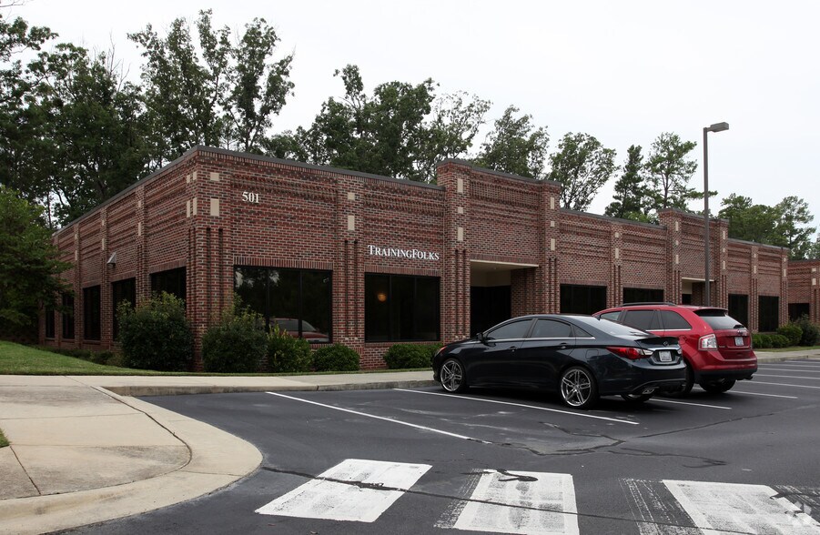 501 Cascade Pointe Ln, Cary, NC 27513