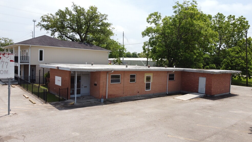 8117 Highway 6, Hitchcock, TX for sale - Building Photo - Image 1 of 1