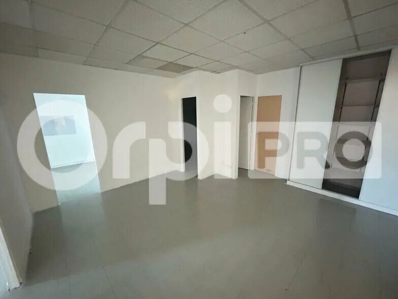 Retail in Ormoy for lease - Interior Photo - Image 3 of 8