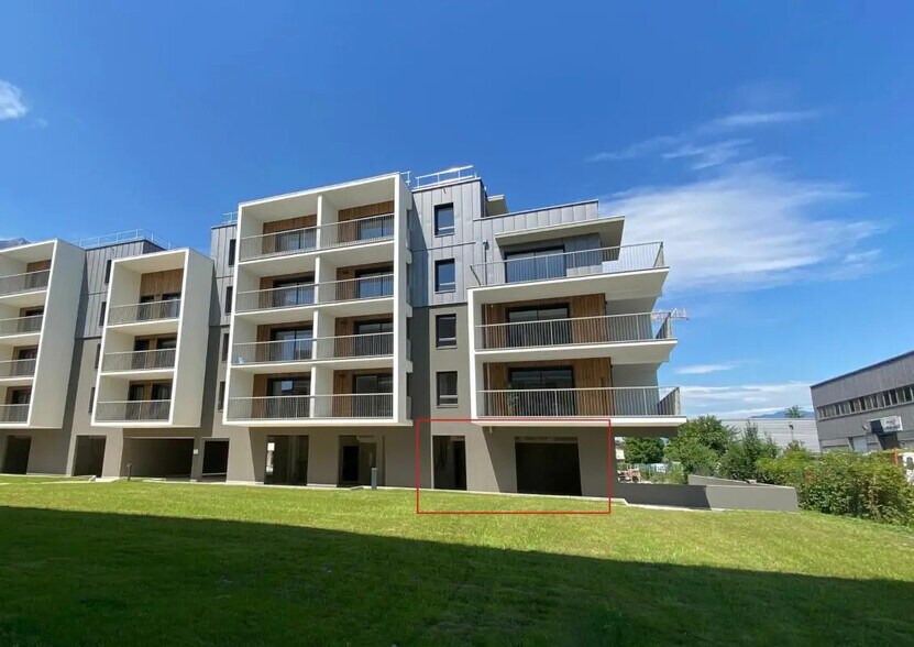 Retail in Crolles for sale - Building Photo - Image 2 of 7