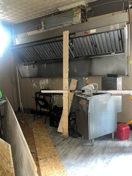 3121 E Monument St, Baltimore, MD for sale - Building Photo - Image 2 of 18