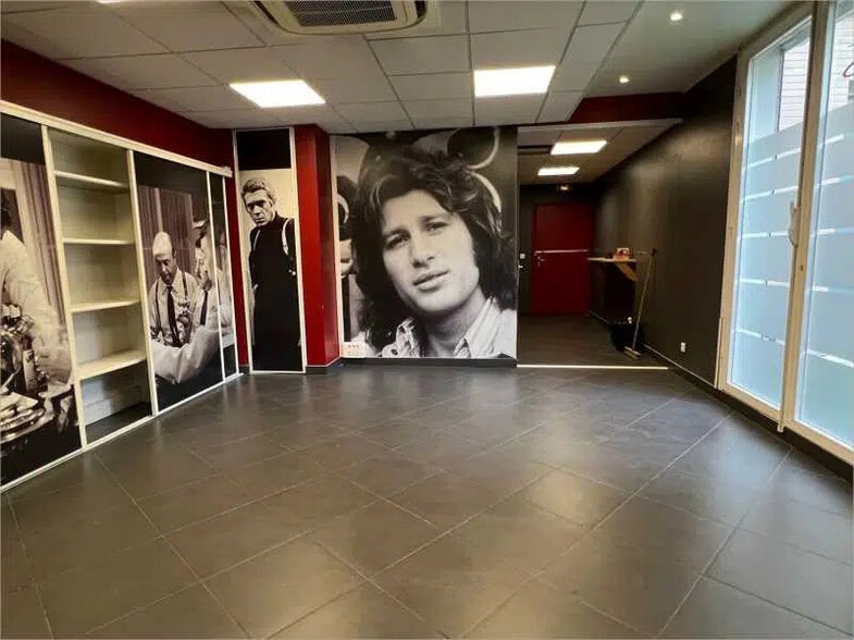 Office in Clichy for lease - Building Photo - Image 2 of 5