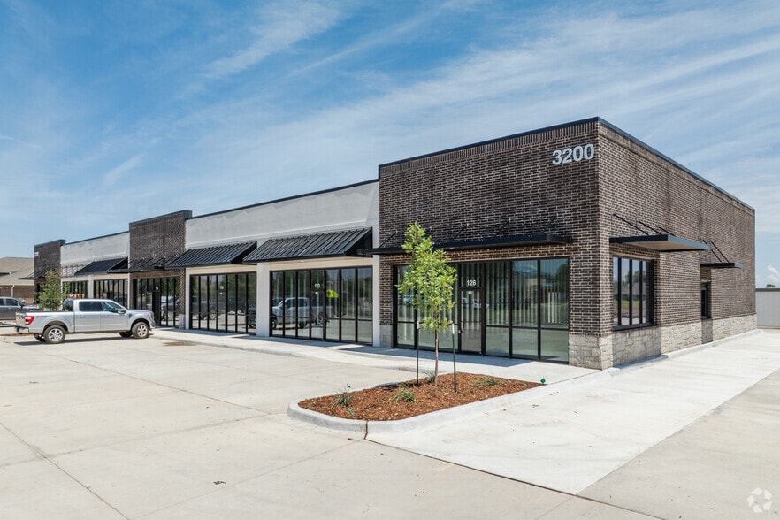 3200 S Santa Fe Ave, Moore, OK for lease - Primary Photo - Image 1 of 5