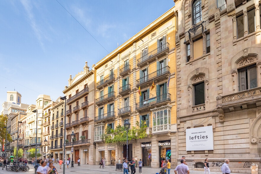 Office in Barcelona, Barcelona for lease - Building Photo - Image 2 of 2