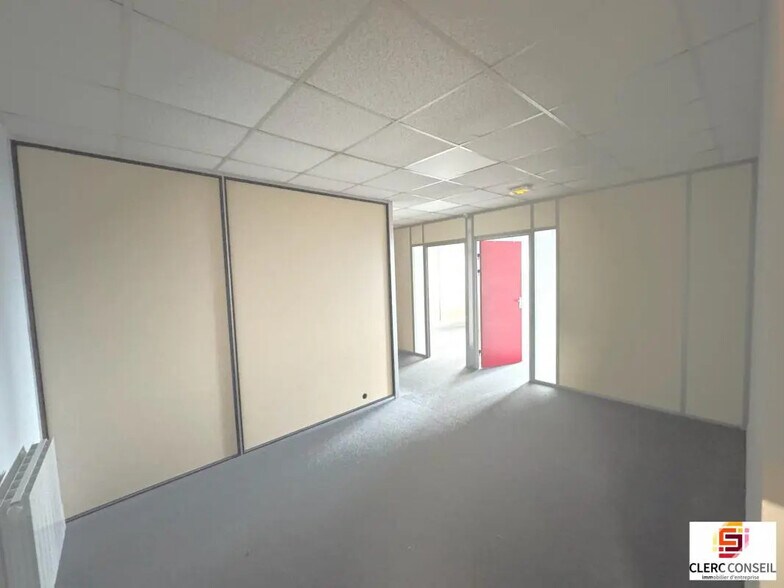 Office in Le Petit-Quevilly for lease - Building Photo - Image 3 of 13