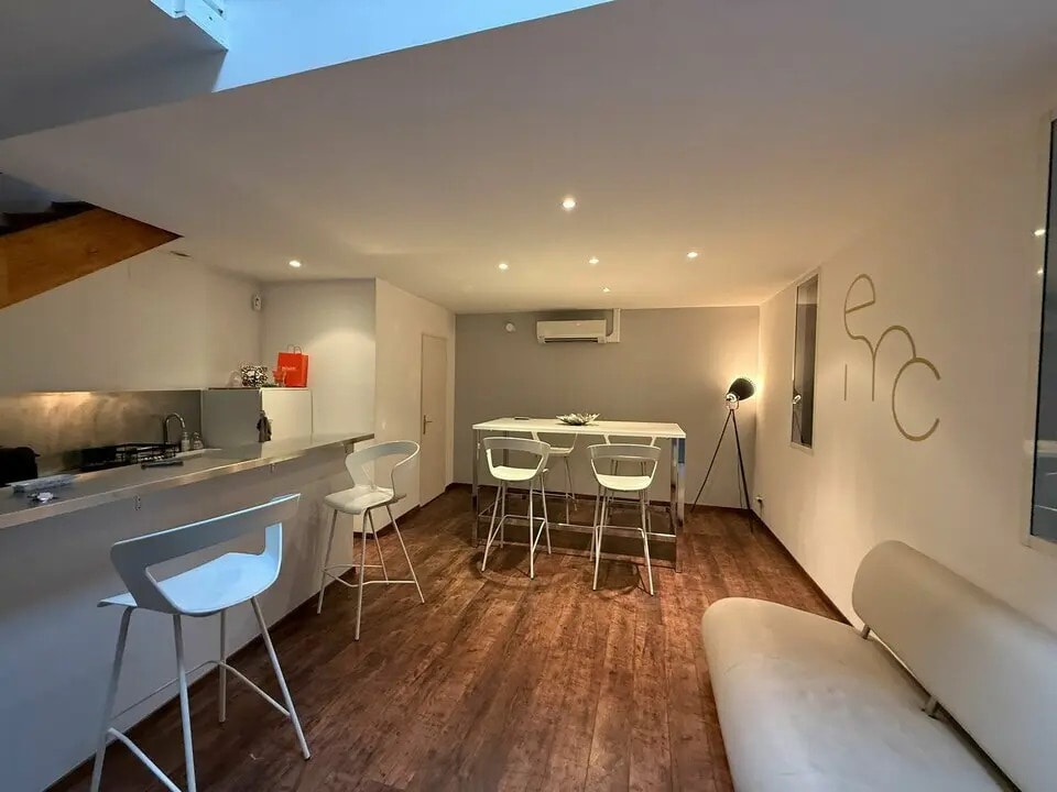 Office in Lyon for sale Building Photo- Image 1 of 8