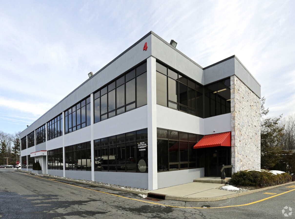 4 Forest Ave, Paramus, NJ 07652