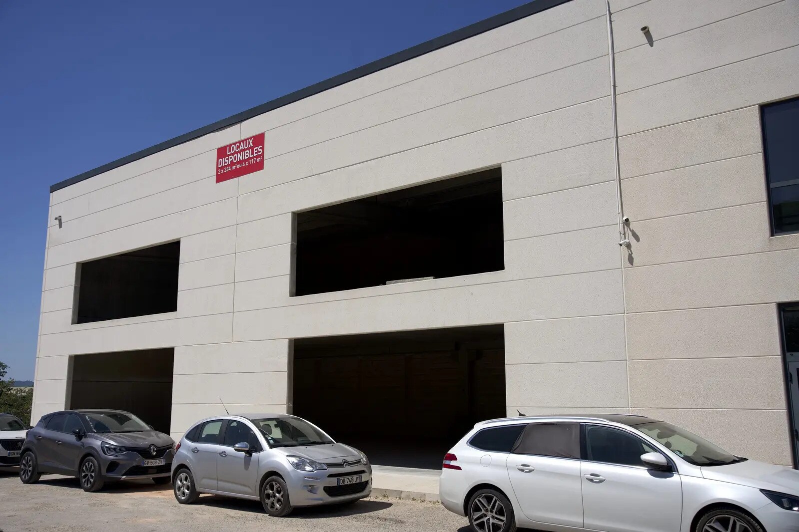 Flex in Brignoles for lease Building Photo- Image 1 of 12