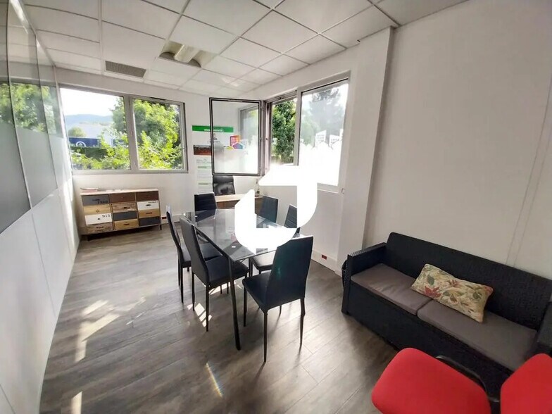 Office in Moirans for lease - Building Photo - Image 3 of 13