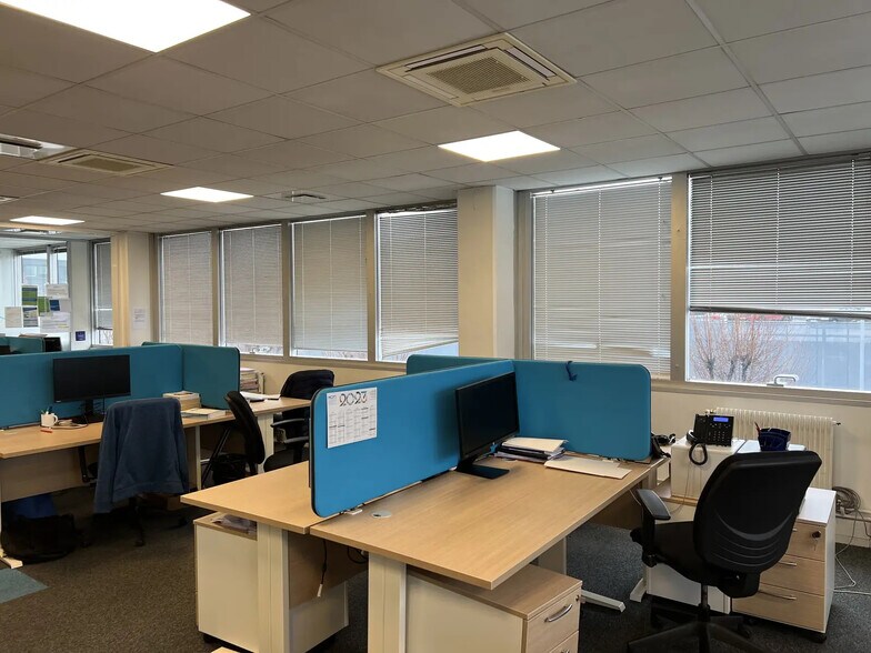 Flex in Gennevilliers for lease - Interior Photo - Image 3 of 7