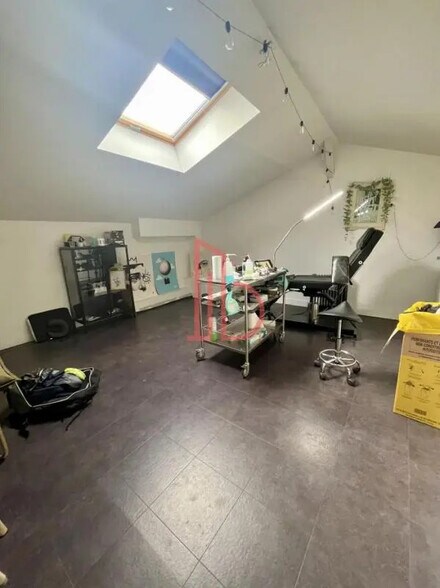 Office in Bordeaux for lease - Interior Photo - Image 3 of 4