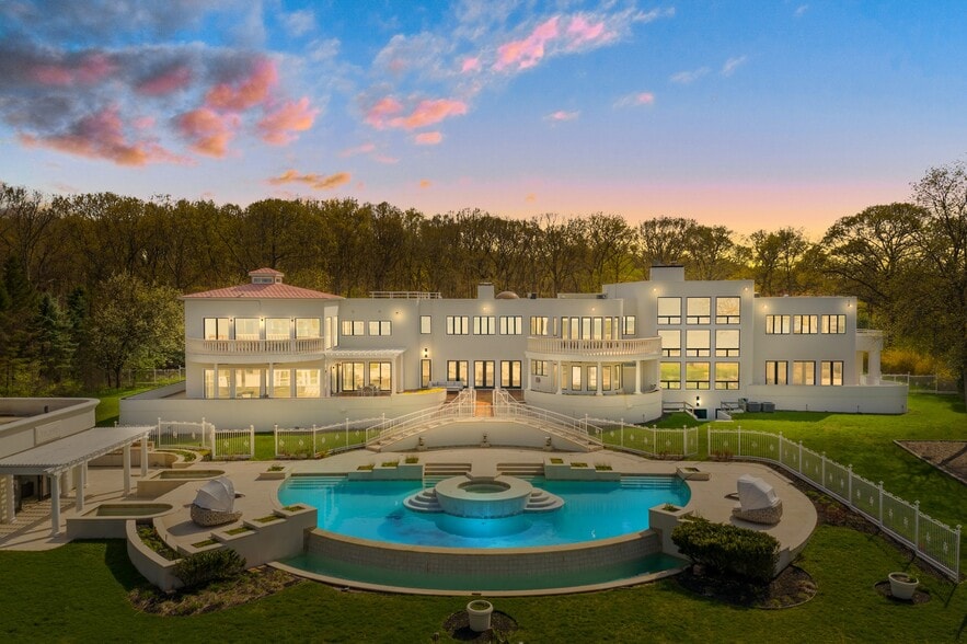 157 Cliff Rd, Port Jefferson, NY for sale - Building Photo - Image 1 of 11