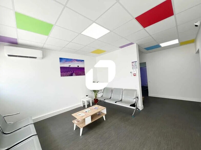 Office in Talence for lease - Interior Photo - Image 1 of 6