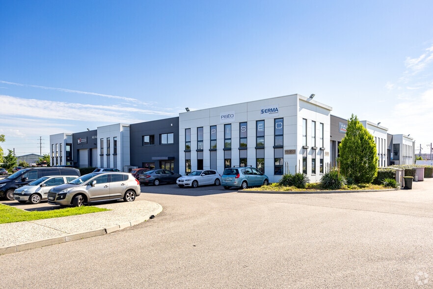 Flex in Vénissieux for sale - Primary Photo - Image 1 of 4