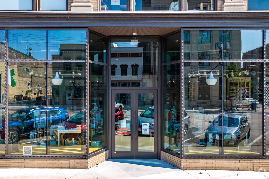 914 S 8th St, Manitowoc, WI for lease - Building Photo - Image 2 of 6