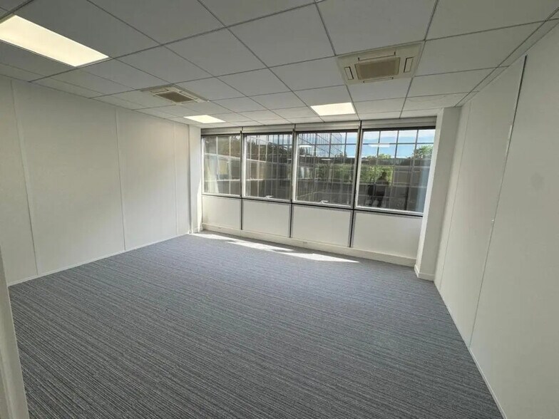 Office in Meudon for lease - Interior Photo - Image 3 of 7