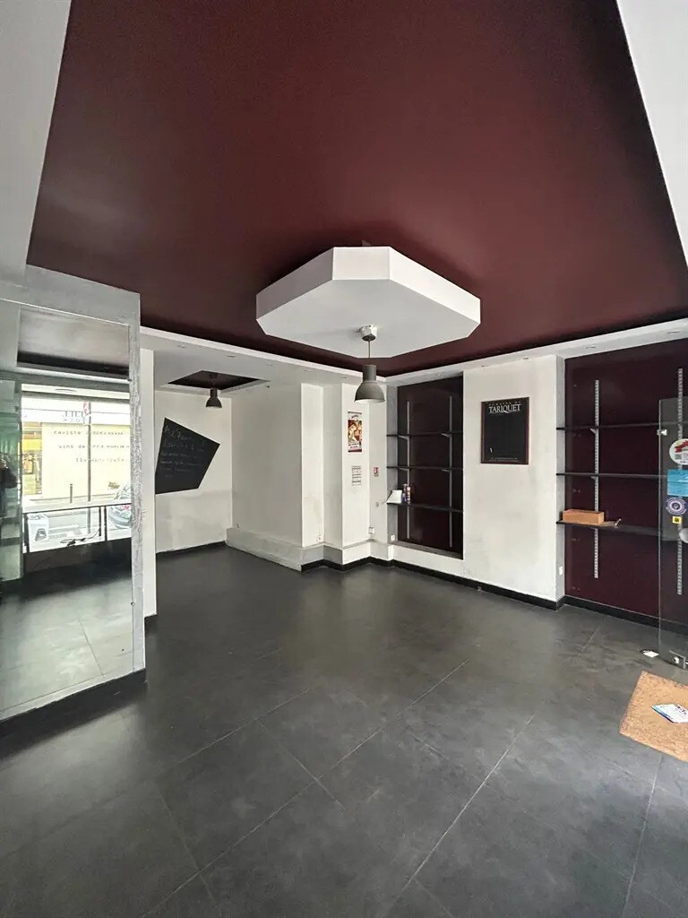 Retail in Paris for lease Interior Photo- Image 1 of 3