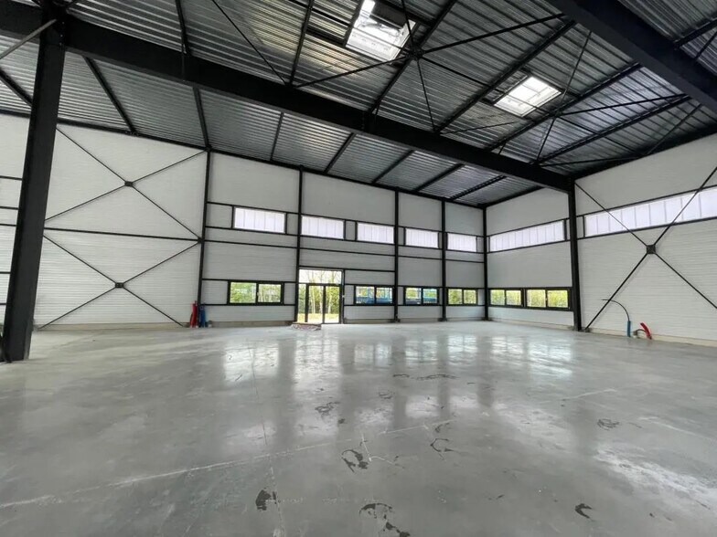Flex in Cergy for lease - Building Photo - Image 2 of 4
