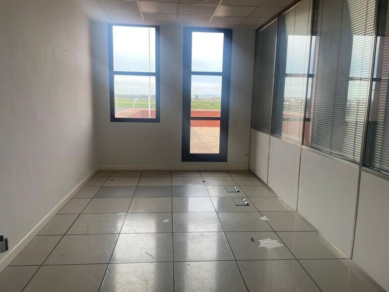 Office in SEVILLA for lease - Building Photo - Image 1 of 10