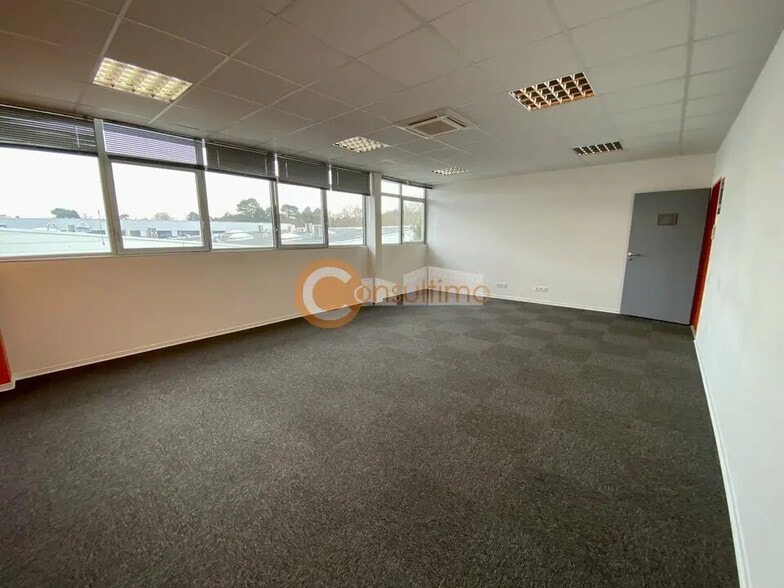 Office in Gradignan for lease - Interior Photo - Image 2 of 6
