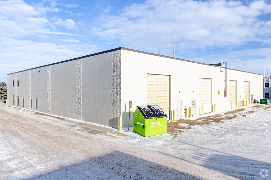 17611-17615 105th Ave NW, Edmonton, AB for lease - Building Photo - Image 2 of 3